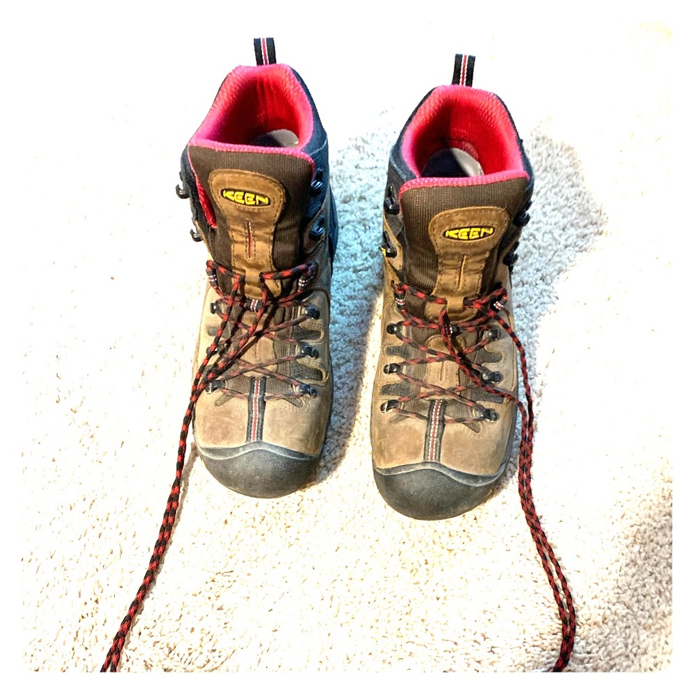 Keen safety toe work boots.